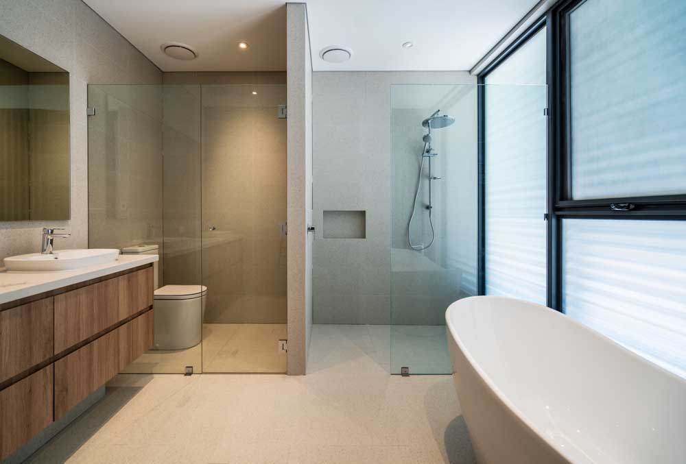 https://www.dialaglass.com.au/wp-content/uploads/2021/03/Shower-Screen-with-Clear-Glass.jpg
