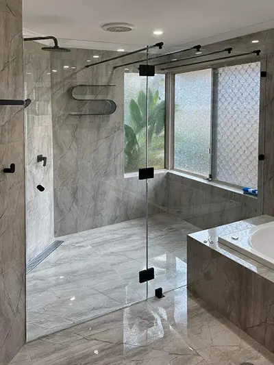 Fully frameless wall-to-wall shower screen