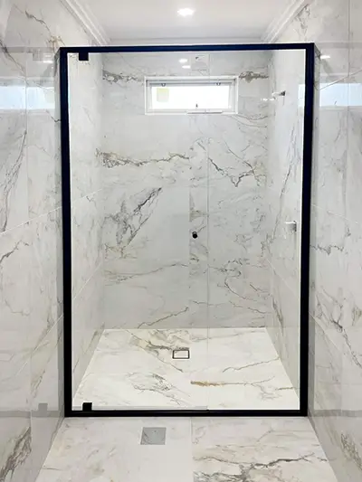 Semi-frameless wall-to-wall shower screen